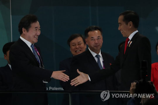 (자카르타=연합뉴스)  이낙연 국무총리(왼쪽)가 18일 오후(현지시간) 인도네시아 자카르타 겔로라 붕 카르노(GBK) 스타디움에서 열린 2018 자카르타ㆍ팔렘방 아시안게임 개회식에서 조코 위도도(일명 조코위) 인도네시아 대통령(오른쪽)과 악수하고 있다. 가운데는 북한 리룡남 내각 부총리. 2018.8.18