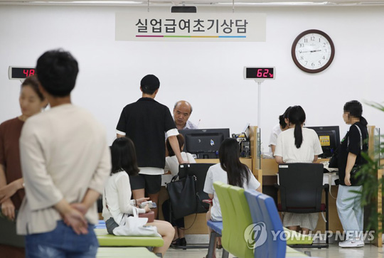 (서울=연합뉴스) 17일 오후 서울 중구 고용노동부 서울고용노동청을 찾은 구직자들이 실업급여 신청 관련 상담을 하고 있다. 1월만 해도 30만 명이 넘던 취업자 증가폭은 7월 들어 5천 명으로 쪼그라든 가운데 실업자가 7개월째 100만명을 넘어 외환위기 이후로는 가장 긴 대량실업 상황이 이어지고 있다. 2018.8.17