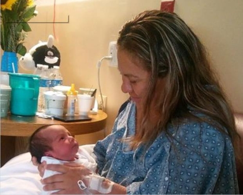 남편이 이민국에 연행된 뒤 아이를 출산한 히스패닉계 주민[트위터]