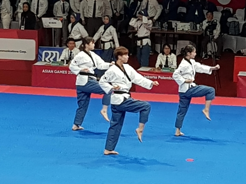 (자카르타=연합뉴스) 최동아(이하 왼쪽부터)·곽여원·박재은으로 구성한 우리나라 대표팀이 20108 자카르타·팔렘방 아시안게임 태권도 품새 여자 단체전 16강전에서 경연하고 있다. 2018.08.19.