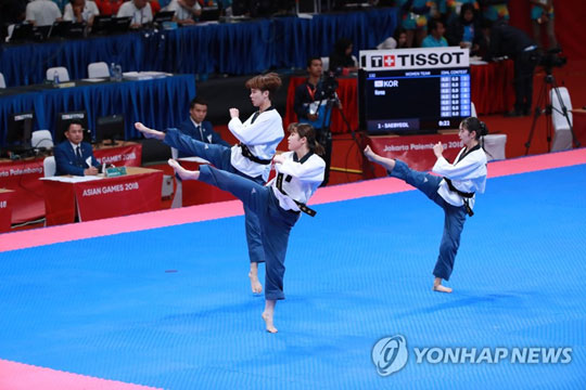 (자카르타=연합뉴스) 19일(현지시간) 인도네시아 자카르타 컨벤션센터에서 열린 2018 자카르타-팔렘방 아시안게임 태권도 품새 경기 여자 단체 결승전에서 곽여원, 최동아, 박재은이 경연하고 있다.