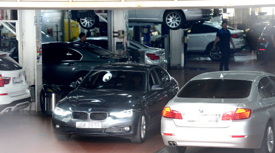 BMW차량 화재 사고가 잇따라 발생하고 있는 가운데, 20일 오전 서울 마포구 성산동 BMW 서비스센터에서 차량들이 리콜 수리를 받고 있다.