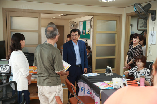 이동진(가운데) 구청장이 도봉동 서원제2아파트 경로당에서 보건소 출장검진을 받고 있는 어르신에게 안부를 묻고 있다.