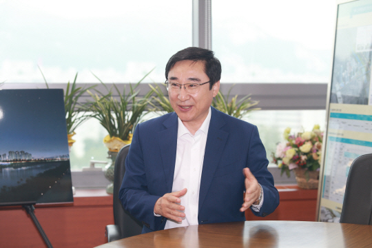 이동진 도봉구청장이 지난 17일 문화일보와의 인터뷰에서 민선 7기 구정 목표에 대해 설명하고 있다.  도봉구 제공