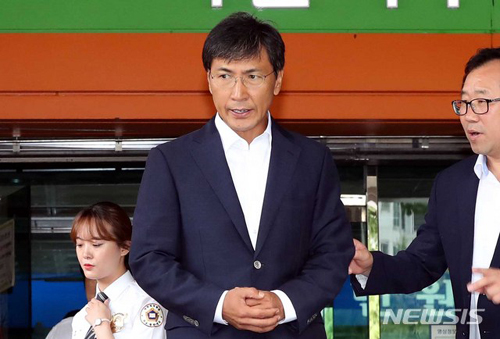 【서울=뉴시스】안희정 전 충남지사가 14일 오전 서울 마포구 서부지방법원에서 열린 1심 선고에서 무죄를 선고받고 취재진의 질문에 답변하고있다.  2018.08.14.