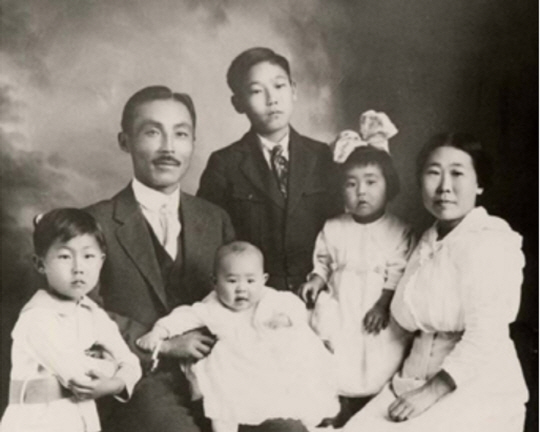 1917년에 찍은 도산 안창호 선생의 가족사진. 왼쪽부터 필슨(2남), 도산, 수라(차녀), 필립(장남), 안수산(장녀), 도산의 아내 이혜련 여사.