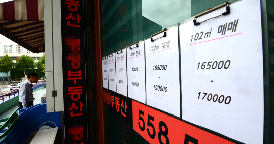 21일 오전 서울 강남구 대치동 한 아파트 단지 내 부동산 중개업소 외벽 게시판에 최근 오름세가 반영된 아파트 시세표가 붙어 있다.