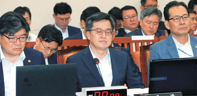 21일 오전 열린 국회 기획재정위원회에 출석한 김동연(가운데) 부총리 겸 기획재정부 장관이 두 눈을 감고 생각에 잠겨 있다.