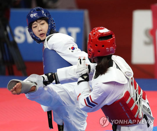 (자카르타=연합뉴스) 21일 오후 (현지시간) 인도네시아 자카르타 컨벤션센터에서 열린 2018 자카르타-팔렘방 아시안게임 태권도 겨루기 여자 57㎏급 준결승전에서 이아름이 공격하고 있다. 2018.8.21