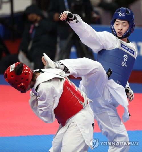 (자카르타=연합뉴스) 21일 오후 (현지시간) 인도네시아 자카르타 컨벤션센터에서 열린 2018 자카르타-팔렘방 아시안게임 태권도 겨루기 여자 67㎏ 초과급 준결승전에서 이다빈이 공격하고 있다. 2018.8.21