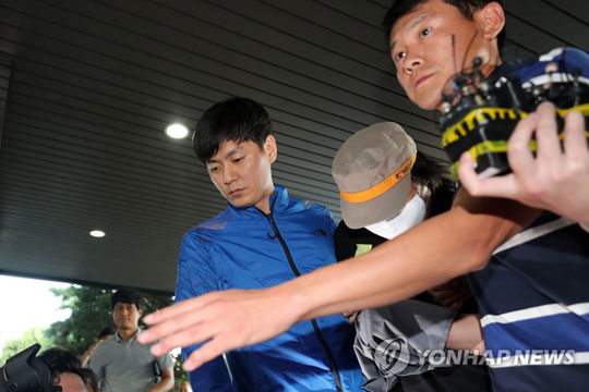 (과천=연합뉴스) 21일 오후 ‘서울대공원 토막살인 사건’의 용의자 A(34)씨가 경기도 과천시 과천경찰서로 압송되고 있다. 앞서 지난 19일 오전 9시 40분께 서울대공원 인근 등산로 수풀에서 B(51)씨의 시신이 토막나 비닐에싸인 채 발견됐다. 이 사건을 수사 중인 경찰은 서울대공원 주변 CCTV 분석을 통해 A씨 차량을 용의차량으로 특정, 추적 끝에 이날 오후 서해안 고속도로 서산휴게소에서 A씨를 붙잡았다. 2018.8.21