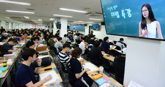 9월 1일 예정된 경찰공무원 시험을 앞두고 19일 오후 서울 노량진 한 전문학원에서 많은 청년 수험생이 무더위 속에 특강을 듣고 있다.
