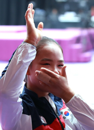 여서정(경기체고)이 23일 인도네시아 자카르타의 국제전시장 체조장에서 열린 2018 자카르타-팔렘방아시안게임 도마 여자 결선에서 우승한 뒤 울먹이고 있다.   연합뉴스