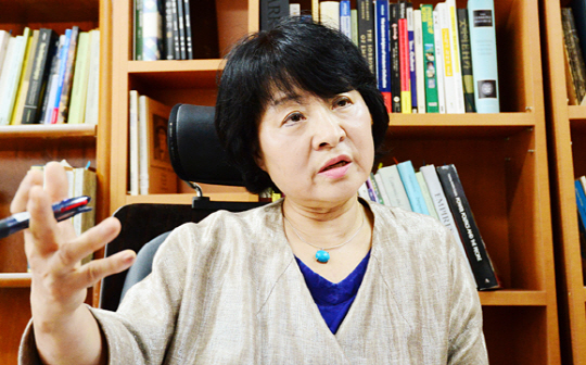 박지향 서울대 서양사학과 교수가 지난 14일 서울대 인문대학 자신의 연구실에서 문화일보와 인터뷰를 하던 중 자유한국당을 비롯한 보수 정치권이 보수와 자유민주주의의 가치 및 정책 비전을 분명히 제시하고 국민을 설득해야 한다고 역설하고 있다.    김선규 기자 ufokim@