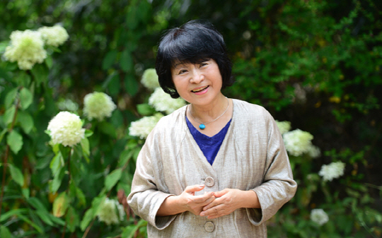 박지향 서울대 서양사학과 교수가 지난 14일 서울대 인문대학 옆 교정의 꽃밭에서 활짝 웃고 있다. 이 꽃밭은 박 교수가 포함된 교수 동아리가 가꾸고 있다. 김선규 기자 ufokim@