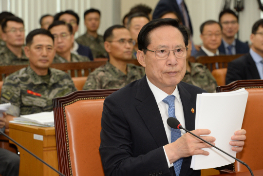 송영무 국방부 장관이 24일 오전 국회에서 열린 국방위원회 회의에서 답변 자료를 살펴보고 있다.