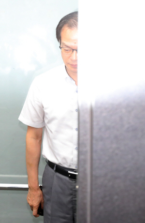 ‘민주당 댓글조작 사건’ 특검 종료를 하루 앞둔 24일 오전 허익범 특별검사가 고개를 숙인 채 서울 서초구 특검 사무실로 출근하고 있다.  뉴시스
