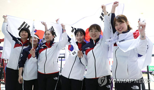 (팔렘방=연합뉴스)  24일(현지시간) 인도네시아 팔렘방 자카바링 스포츠 시티 볼링장에서 열린 2018 자카르타-팔렘방 아시안게임 볼링 여자 6인조 경기에서 금메달을 획득한 대표팀이 환호하고 있다.왼쪽부터 백승자, 김현미, 이나영, 한별, 이연지, 류서연 선수.
