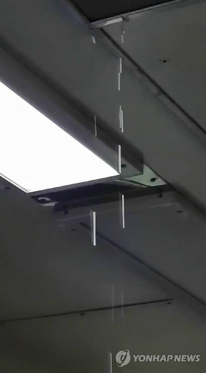 (대구=연합뉴스) 부산발 서울행 무궁화호 열차 천장 곳곳에서 비가 새 승객들이 항의하는 소동이 벌어졌다. 26일 오전 부산발 서울행 무궁화호 열차 1208호의 6호차와 7호차 등에서 비가 새 일부 승객이 일행과 떨어진 곳으로 자리를 옮겼다. 2018.8.26 [독자 제공]