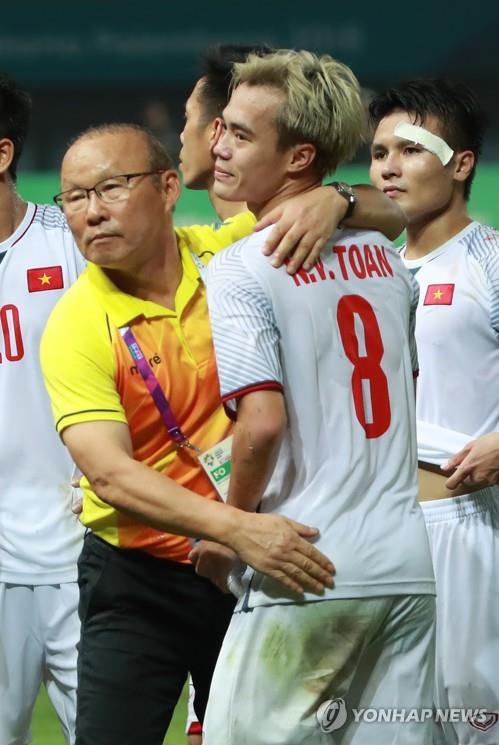 (브카시[인도네시아]=연합뉴스) 연장 승부 끝에 1-0으로 승리한 베트남 박항서 감독이 이날 연장 후반 결승골을 넣은 응우옌 반 토안과 포옹하고 있다.