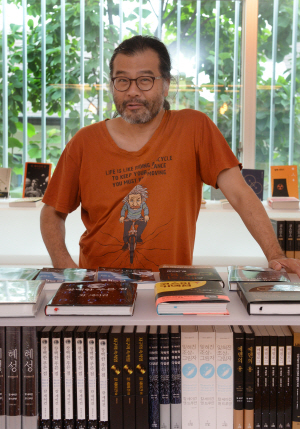 28일 서울 삼청동 과학책방 ‘갈다’에서 만난 이명현 대표는 올해 말까지 다양한 시도를 해나갈 계획이라고 했다. 이날도 장대익 교수와 함께하는 밤샘 책 읽기가 진행됐다.  김동훈 기자 dhk@