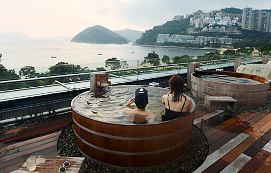 홍콩 리펄스 베이 백사장에 바짝 붙여 지은 펄스 쇼핑몰 옥상의 스파. 바다를 내려다보면서 호화로운 스파를 즐길 수 있다.