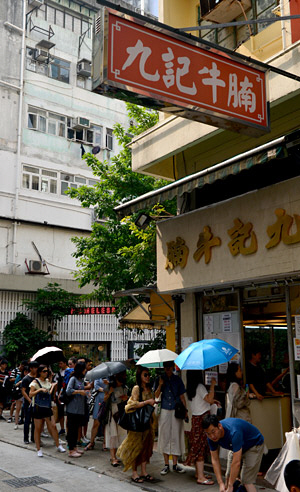 진한 육수에 독특한 질감의 국수를 내는 80년 내력의 식당 카우키. 점심시간 전부터 긴 줄이 이어진다.