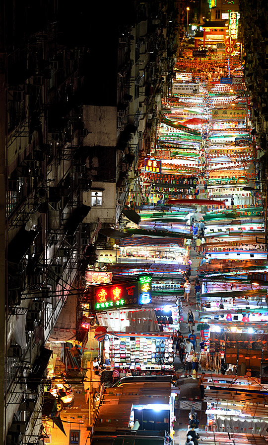 환하게 불을 밝힌 홍콩의 템플스트리트 야시장. 가까이서 보면 누추하고 북적거리는 야시장이지만, 이렇게 뒤로 물러나서 야경을 보면 휘황한 보석 같다. 홍콩에서는 보는 위치와 거리에 따라 대상이 달라 보이는 경험을 자주 하게 된다.