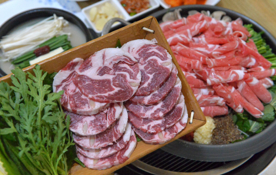 흑염소 고기가 ‘보약’ 재료에서 건강 식재료로 재탄생하고 있다. 흑염소 고기는 소·돼지고기와 육질이 비슷하지만, 지방이 적고 단백질도 풍부하다. 신선한 흑염소 고기는 구이는 물론 탕, 전골, 육회 등 다양한 방식으로 즐길 수 있다.  김낙중 기자 sanjoong@, 촬영 협조=충북 괴산 하늘목장 염소곰탕