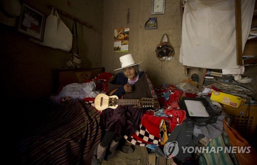 차랑고(남미 전통 소형기타) 연주를 즐기는 플로레스 콜케 할머니 [AP=연합뉴스]