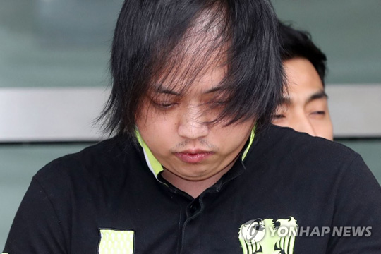 (안양=연합뉴스) 노래방 손님을 말다툼 끝에 살해한 뒤 시신을 훼손해 경기 과천시 서울대공원 인근에 유기한 변경석(34)이 29일 오후 검찰에 송치돼 안양시 안양동안경찰서를 빠져나오고 있다.