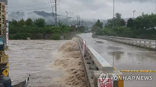 (포천=연합뉴스) 29일 오후 경기도 포천시 영중면의 한 하천에서 폭우로 불어난 물이 다리를 삼키려 하고 있다.[독자 송명근 제공].