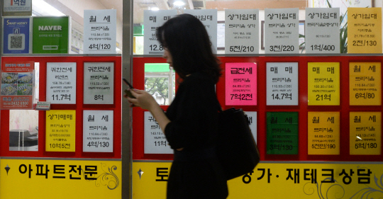 최근 서울 집값이 급등하면서 집주인들이 매물을 거둬들이는 일이 빈번한 가운데 30일 오전 서울 송파구 잠실의 한 부동산 중개사무소 외벽에 높아진 시세를 반영한 시세표가 붙어 있다.