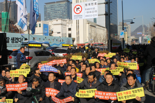 승차 공유 서비스를 둘러싼 사회적 갈등과 논란이 확산하고 있다. 지난해 말 택시운전기사들이 서울시청 인근에서 카풀앱 영업행위 중단 등을 요구하며 시위하는 장면.  자료사진