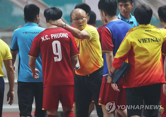 (치비농[인도네시아]=연합뉴스) 29일 오후(현지시간) 인도네시아 자와바랏주 보고르 치비농의 파칸사리 스타디움에서 열린 2018 자카르타·팔렘방 아시안게임 남자축구 준결승 한국과 베트남의 경기. 박항서 감독이 경기가 끝난 후 선수들을 격려하고 있다. 2018.8.29