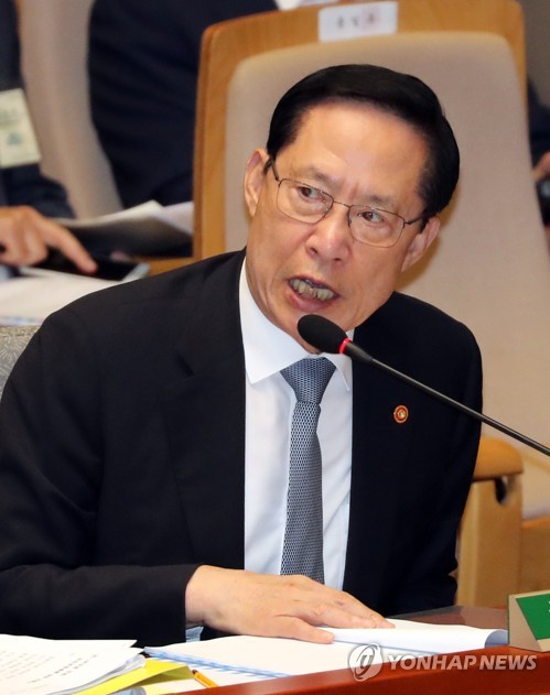 (서울=연합뉴스) 송영무 국방부 장관이 29일 국회에서 열린 예산결산특별위원회 전체회의에서 위원들의 질의에 답변하고 있다.