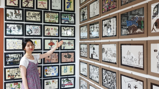 지난 29일 전남 목포시 비엔날레1관 8전시실(옛 갓바위미술관)에서 곽선영 도슨트(전시 해설사)가 벽에 걸린 초·중학교 학생들의 수묵작품들을 설명하고 있다.