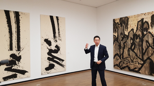 2018전남국제수묵비엔날레 개장을 사흘 앞둔 지난 29일 전남 목포시 비엔날레1관(목포문화예술회관)에서 박영택 큐레이터가 전시작품들의 특성을 설명하고 있다.