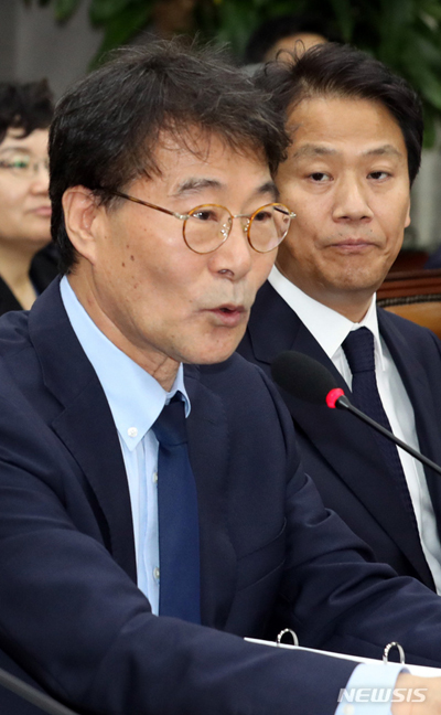 【서울=뉴시스】8월28일 오전 서울 여의도 국회에서 열린 운영위원회 전체회의에 출석한 장하성 정책실장이 의원들의 질의에 답하고 있다. 옆은 임종석 대통령 비서실장. 2018.08.28.