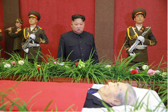 김정은 북한 국무위원장이 지난 4일 북한 미사일 개발의 주역인 주규창 전 노동당 기계공업부(현 군수공업부) 부장의 빈소를 찾아 조문했다고 5일 노동신문이 보도했다. 김 위원장이 공개활동에 나선 것은 지난 8월 20일 김영춘 전 인민무력부장의 영결식 참석 이후 16일 만이다. 연합뉴스