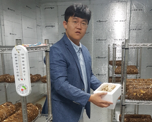 미추홀도시재생사회적협동조합 최환(35) 이사가 빈집을 활용한 도심농장에서 재배한 버섯을 들어보이고 있다.