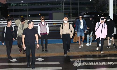 (영종도=연합뉴스)  그룹 방탄소년단(BTS)이 3일 오후 인천공항을 통해 월드투어 미국 첫 공연이 예정된 LA로 출국하고 있다. 2018.9.3
