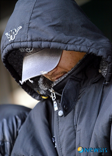 경기 서남부 연쇄살인사건 피의자 강호순이 현장검증에 나서며 취재진의 질의에 답변하고 있다. [뉴시스 자료사진]