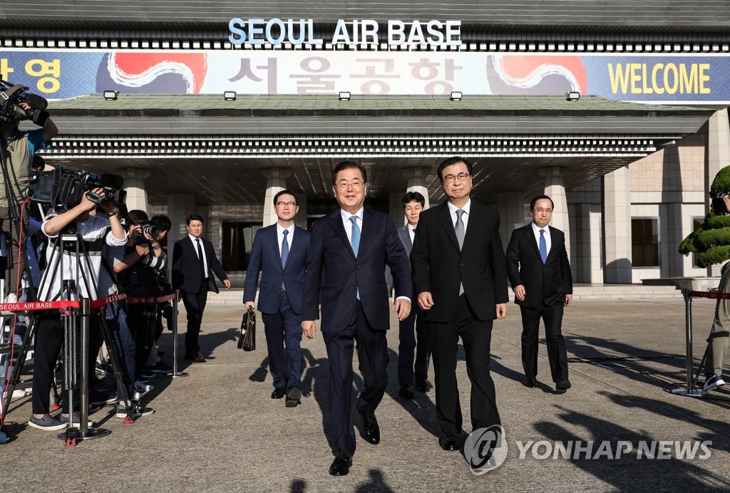 문 대통령 친서 들고 평양으로 출발하는 대북특사단