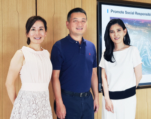 이부진(오른쪽) 호텔신라 사장이 5일 중국 상하이 씨트립 본사에서 량젠장 씨트립(가운데) 회장, 쑨제 씨트립 CEO와 만나 한국 방문 중국 관광객 확대 등 관광 활성화 방안을 논의하고 있다.  호텔신라 제공