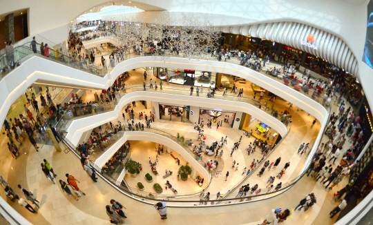 유통산업발전법 개정안이 9월 정기국회에서 통과될 가능성이 높은 것으로 점쳐지면서 복합쇼핑몰들이 의무휴업 등으로 매출과 소비가 줄어들 것을 우려하고 있다. 사진은 경기 하남시 신장동 스타필드 하남의 매장 전경.  자료사진