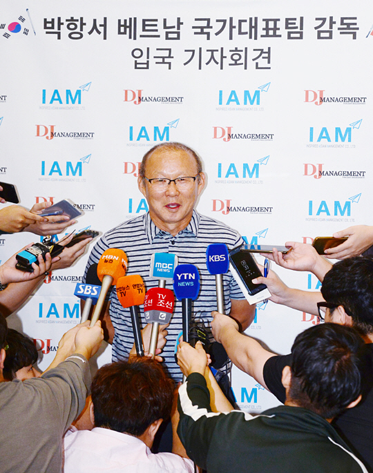 박항서 베트남 축구대표팀 감독이 6일 오전 인천공항에서 열린 입국 기자회견에서 취재진의 질문에 대답하고 있다.  신창섭 기자 bluesky@