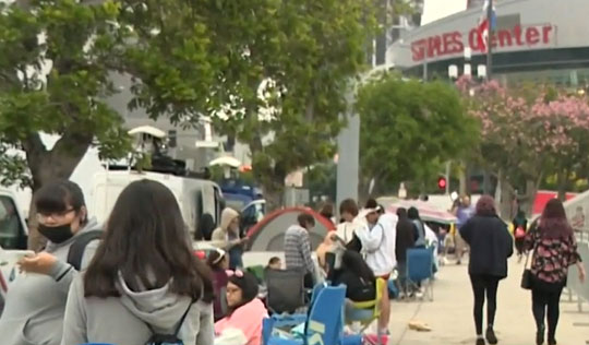 6일 방탄소년단의 월드투어 미국 지역 첫 공연이 열리는 LA 스테이플스센터 앞에 현지 팬들이 노숙을 하며 줄지어 서서 입장을 기다리고 있다. CBS 캡처