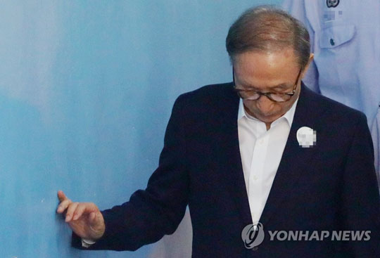 (서울=연합뉴스) 다스 자금 횡령과 삼성 뇌물수수 등의 혐의로 기소된 이명박 전 대통령이 6일 오후 서울 서초구 서울중앙지법에서 열린 결심 공판에 출석하기 위해 호송차에서 내려 법정으로 향하고 있다. 2018.9.6