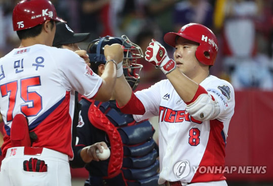 (광주=연합뉴스) 9일 광주-KIA 챔피언스필드에서 열린 프로야구 롯데 자이언츠와 KIA 타이거즈 경기. 3회말 2사 주자 1, 3루 상황에서 KIA 안치홍(오른쪽)이 역전 2점 홈런을 터뜨린 뒤 김민우 코치와 기뻐하고 있다. 2018.8.9